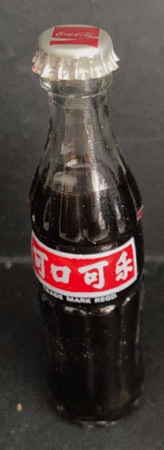 M06002-1 € 8,00 coca cola mini flesje vreemde taal.jpeg